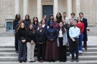 Photo des étudiants de la promotion 2026 dans la cours d'honneur